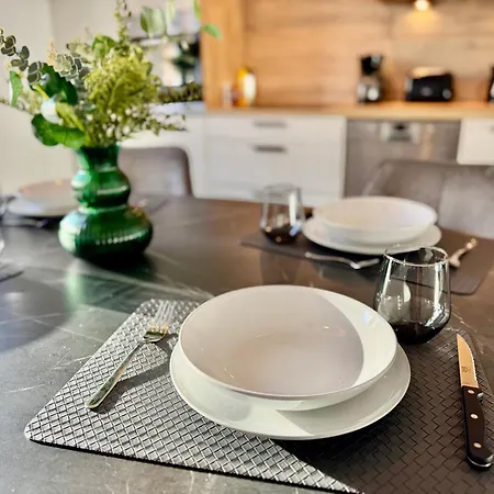 Apartment Palmtrees 2 - Grosse Und Moderne 2 Zimmerwohnung Mit Franzoesischem Balkon In Gladbeck-mitte Naehe Movie Park Und Veltins Arena *