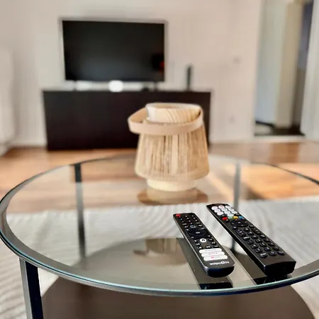 Apartment Palmtrees 2 - Grosse Und Moderne 2 Zimmerwohnung Mit Franzoesischem Balkon In Gladbeck-mitte Naehe Movie Park Und Veltins Arena Gladbeck