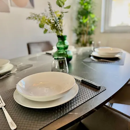 Palmtrees 2 - Grosse Und Moderne 2 Zimmerwohnung Mit Franzoesischem Balkon In Gladbeck-mitte Naehe Movie Park Und Veltins Arena Apartment Gladbeck