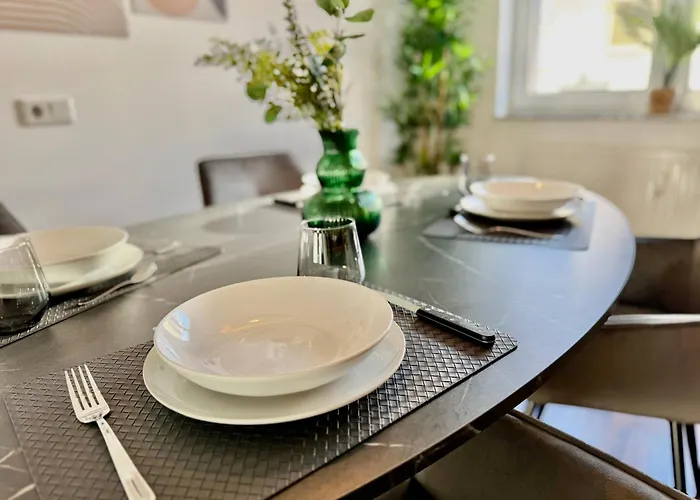 Palmtrees 2 - Grosse Und Moderne 2 Zimmerwohnung Mit Franzoesischem Balkon In Gladbeck-mitte Naehe Movie Park Und Veltins Arena Lejlighed Gladbeck